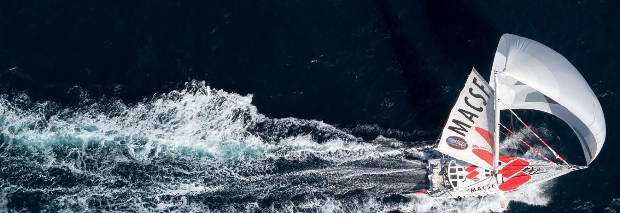 bateau de compétition type Imoca sur la mer
