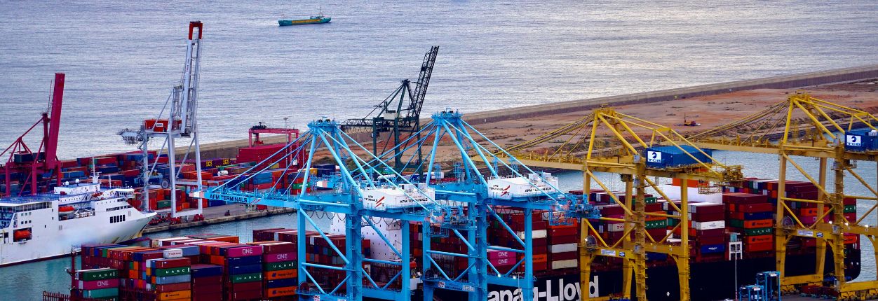 port avec containers et navires