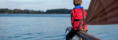 jeune garçon à bord d'un voilier