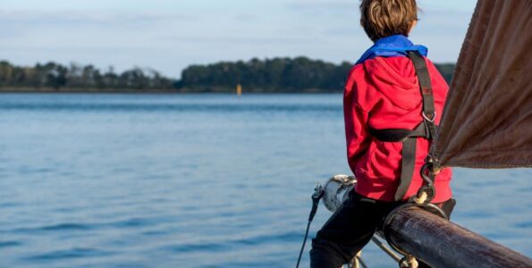 jeune garçon à bord d'un voilier