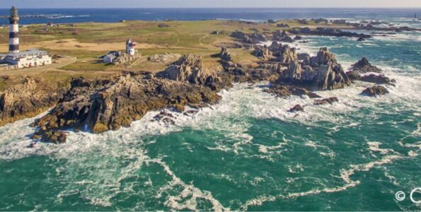 photo d'un phare sur une île